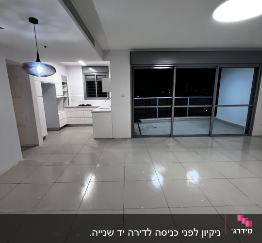 רצפה מבריקה במטבח וסלון ריקים עם תאורה מודרנית